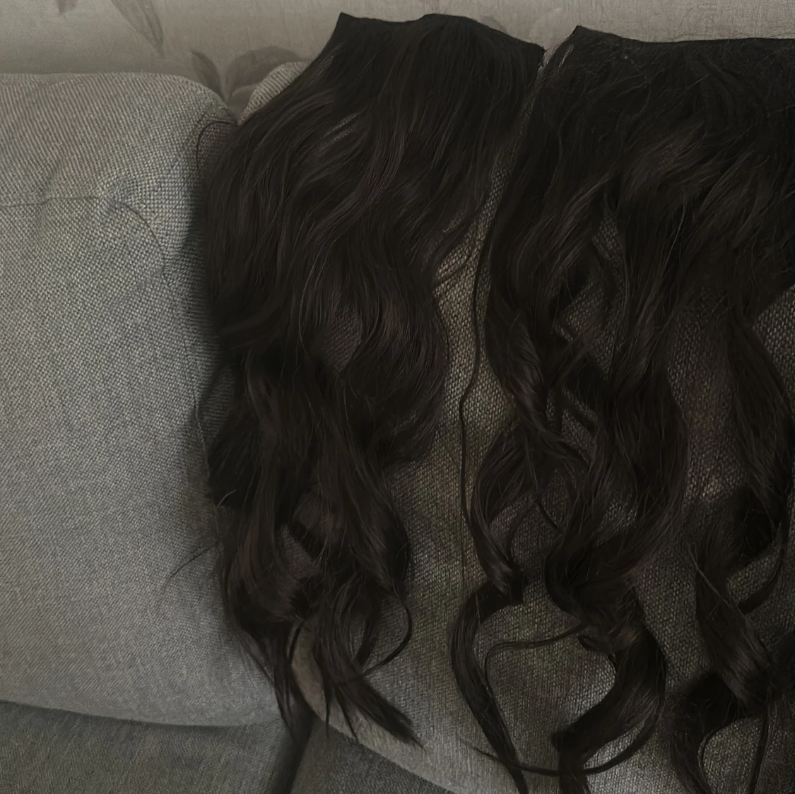 Svart lockigt löshår med clips - 1