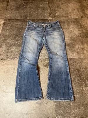 Vintage Flared Levis Jeans - Tja! säljer mina stört snygga flared från levis, de har sjuka fades utöver och inga större slitningar👏 Strlk 30/30 men passar 30/32🫡