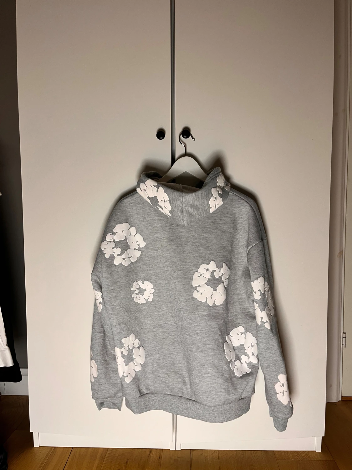 Grå hoodie med vita blommor Denim Tears - 1
