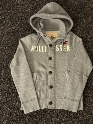 Hollister cardigan - sjukt eftertraktad! - 🔥 Extremt eftertraktad Hollister-hoodie, stl M, skick 8/10 🔥 Black Week-REA! Passa på medan priset är sänkt – det här är en av Hollisters mest populära modeller och den dyker nästan aldrig upp. Sitter perfekt, sjukt snygg och funkar till ALLT.  Den här kommer försvinna direkt – folk brukar köpa såna här på sekunder. Först till kvarn. Köp nu innan någon annan hinner före!  Ta liknande som den