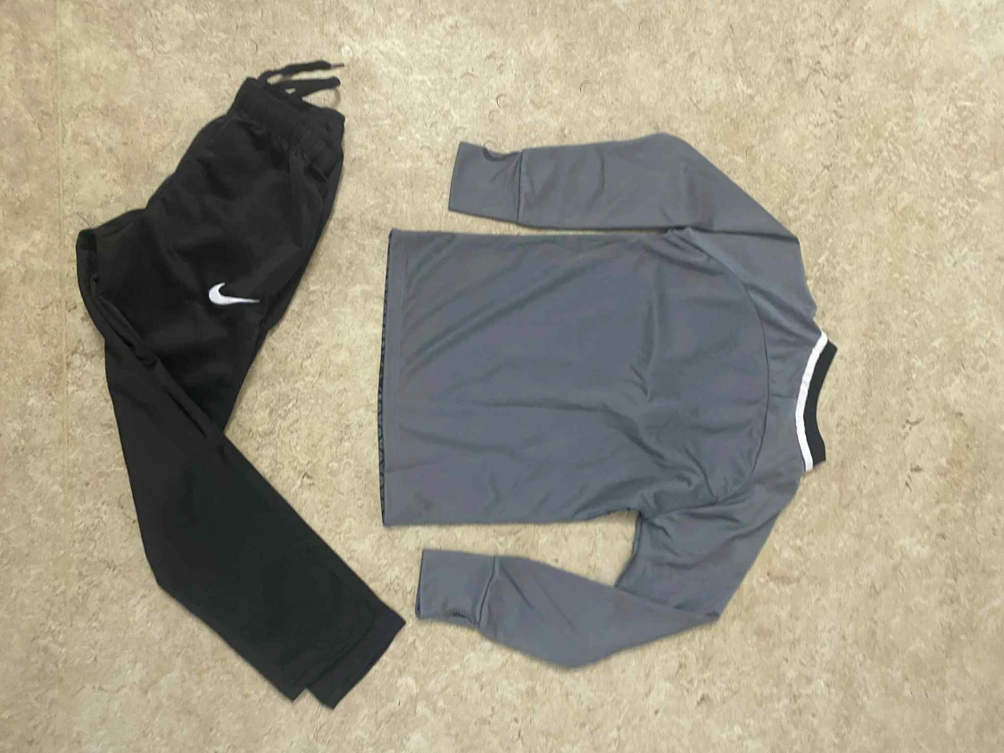 Svarta Nike träningsbyxor - 1