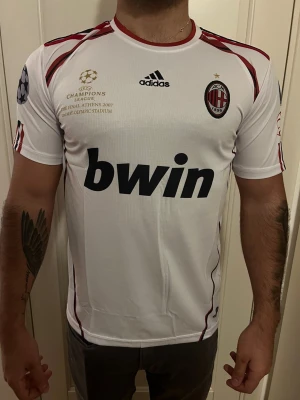 AC Milan Kaka Champions League tröja 2007 - Legendarisk AC Milan KAKA’ tröja från Champions League finalen i Aten 2007🏆                • Adidas med Bwin sponsor - den säsong då Kaka’ vann Ballon d’Or 💫                                               • Ett måste för alla samlare och Milan fans❤️🖤