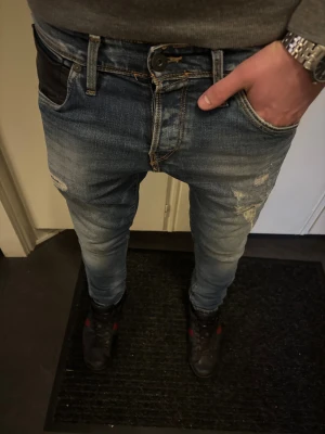 Limiterade slim jeans fråm jack n jones - Tja! Säljer dessa riktigt snygga limiterade jeans med slitningar från jack n jones | W30 L32 | Färg~Mörkblå | Jag på bilden är 181! Hör av er vid minsta lilla fundering🙌
