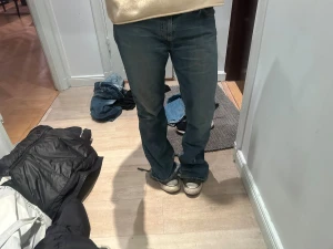 Levi's 501 blå jeans  - Säljer ett par klassiska Levi's 501 jeans i blå tvätt med straight fit. De har normal midja, fem fickor, lite slitage längst ner men inget som förstör Jensen eller modellen. Storlek 27/32 . Köptes för 1000 säljs för 500
