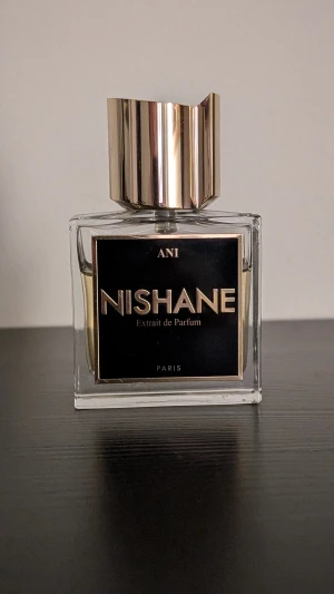 Nishane Ani Extrait de Parfum - Lyxig och elegant parfym från Nishane, Ani Extrait de Parfum. Snygg design och exklusiv känsla – perfekt för dig som vill sticka ut. Märkt med 'Paris' på flaskan. C 35-40 ml kvar 