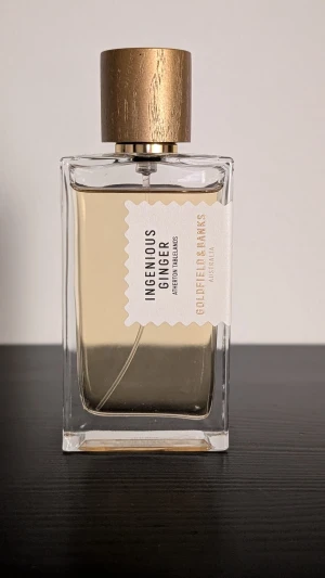 Goldfield & Banks Ingenious Ginger - Upptäck Ingenious Ginger från Goldfield & Banks. En modern parfym med stilren design, tillverkad i Frankrike. Flaskan rymmer 100 ml och passar dig som vill sticka ut med något unikt och trendigt. C 90-95 ml kvar 