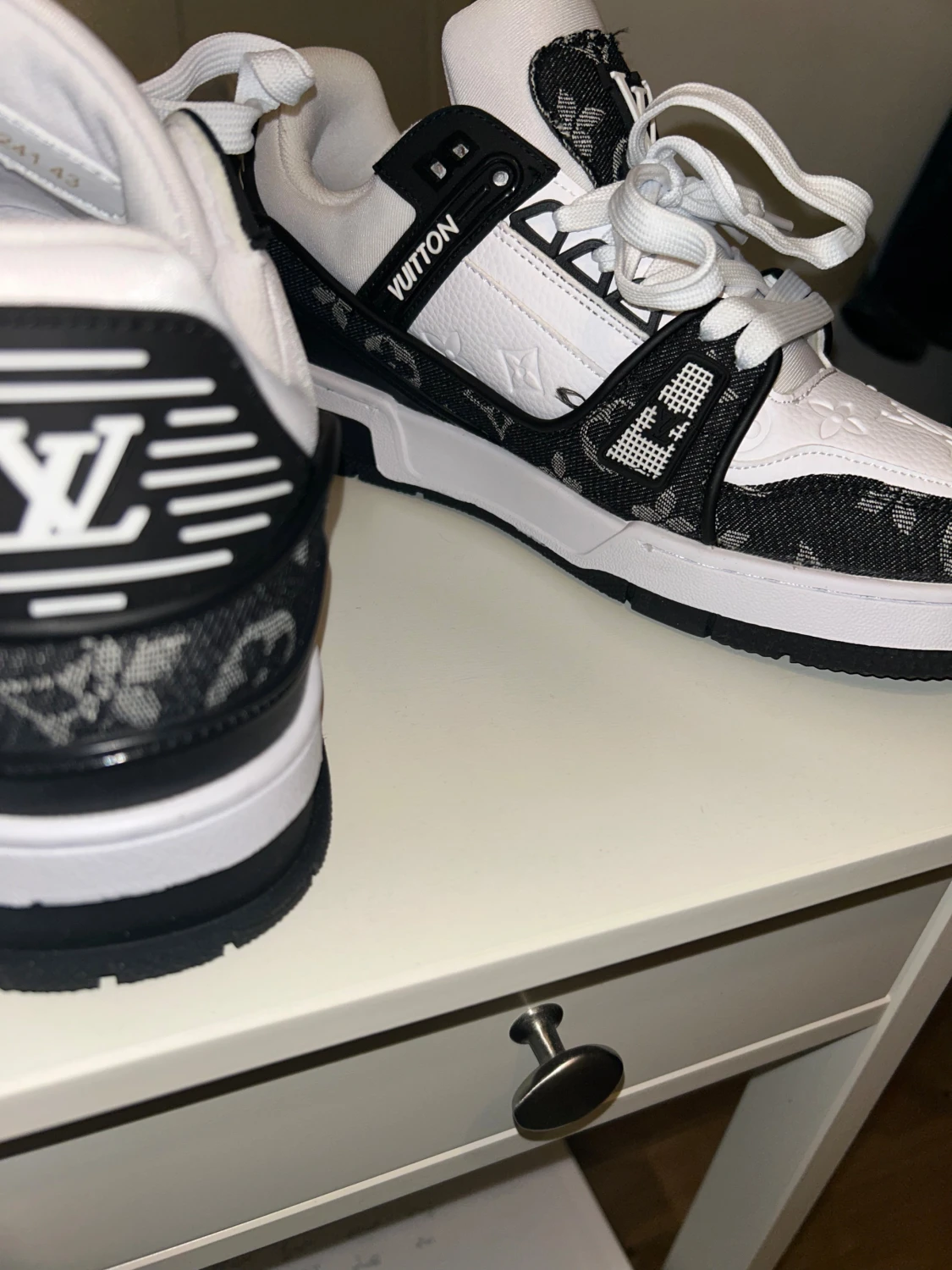 Louis Vuitton svartvita sneakers - 2