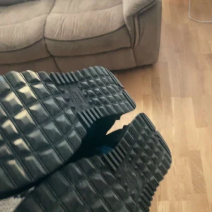 Valentino Rockrunner sneakers blå/svart - Säljer ett par Valentino Rockrunner sneakers med blått och svart camouflage-mönster. Skorna har platt sula, rund tå och svarta snören. Materialet är en mix av skinn och syntet, med coola detaljer och logga på plösen. Perfekt för dig som gillar streetstyle och exklusiva märken.        UTAN BOX !!!