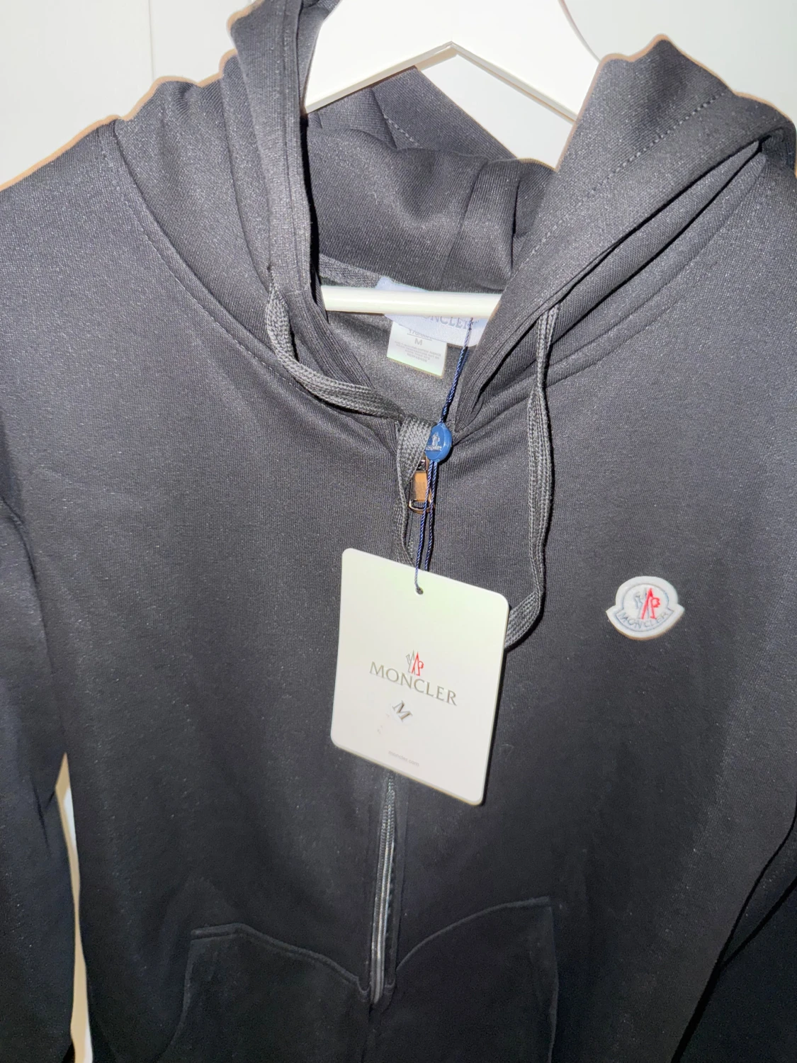 Svart hoodie från Moncler med dragkedja