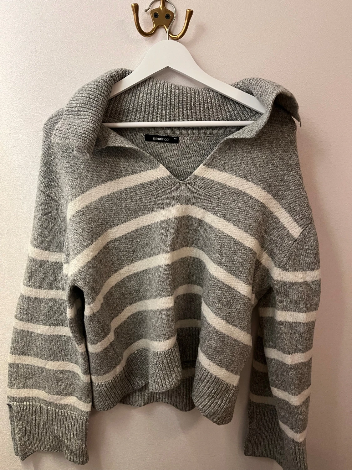 Gråvit randig stickad tröja Gina Tricot