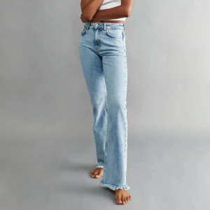 Midwaist flare jeans - Intressekoll på mina jättefina flare jeans från ginatricot. Har gjort ett eget hål på högra knät, skriv för fler bilder💞. Kan finnas defekter på strimlorna längst ner på byxorna då de kan ha varit lite långa. Slutsålda på hemsidan och nypris är 499💞