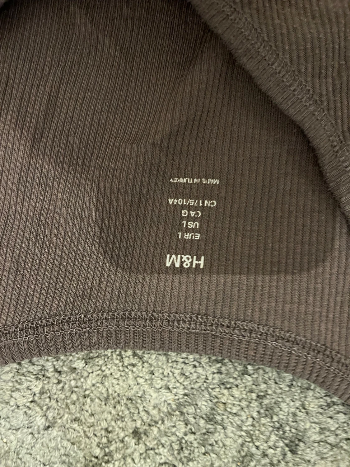 Brun ribbad linnetopp från H&M - 2