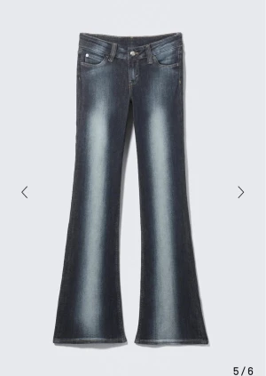 Bootcut jeans med låg midja - Snygga bootcut jeans i mörkblå tvätt med ljusa slitningar framtill. Modellen har låg midja och klassisk femficksdesign. Jeansen är tillverkade i stretchigt denim för skön passform och har dragkedja och knapp framtill. Har inga defekter alls & ser helt nya ut därav priset! 💕