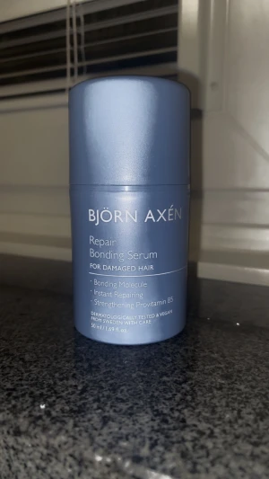 Björn Axén Repair Bonding Serum - Blå flaska med Björn Axén Repair Bonding Serum för skadat hår. Innehåller stärkande provitamin B5 och är dermatologiskt testad samt vegansk. Flaskan rymmer 50 ml och har en stilren, modern design.