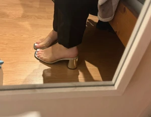 Genomskilnliga klackar med silverklack - Genomskinliga klackar i super bra skick. Tyvärr för stora för mig.