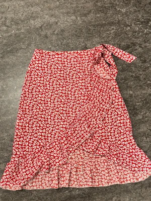 Röd blommig kjol  - Aldrig använt 