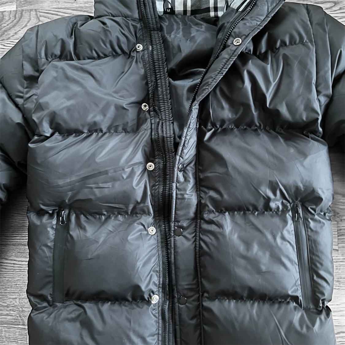 Svart pufferjacka med huva - 1