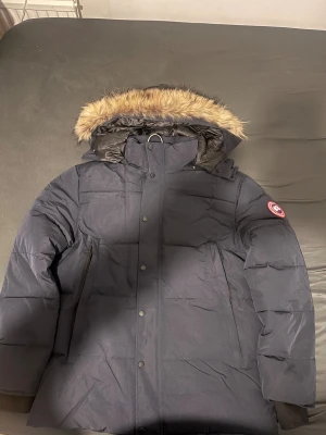 Canada goose jacka - Säljer nu min Canada Goose jacka efter 2 års användning, inga skador osv och skriv gärna för mer information!