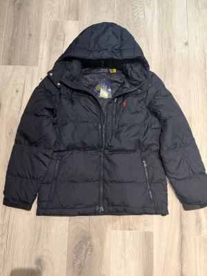 Ralph Lauren Vinter Jacka - Säljer en Ralph Lauren winter jacka nu inför vintern!Helt ny den är mörkblå