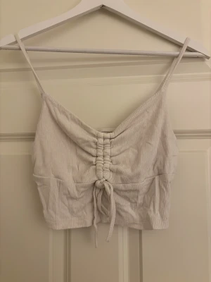 Vit ribbad linnetopp med snörning - Säljer en vit croppad topp i storlek M från shein 