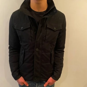 J.lindeberg jacka - (Tar gärna byten mot Polp Ralph Lauren Puffer Jacka Storlek S)                                        Hej! Säljer nu denna sjukt snygga j.lindeberg jackan i storlek M som är perfekt nu till våren, Skicket är 7/10 litet vitt märke i mitten i jackan vid ryggen och nypris runt 3500kr! Vid minsta lilla fundering så kan du skriva 