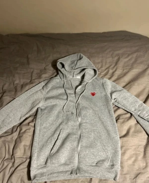 CDG play hoodie - Använd en gång bara så den är i väldigt bra skick. 