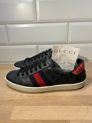 Gucci Ace - Gucci Ace i mycket bra skick🙌🏽| Storlek: 42,5 | Följer med kvitto | Skriv vid frågor eller diskussion om pris✍🏼| Frakt inom 48h📦