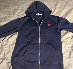 CDG play hoodie - Aldrig använd så den är i perfekt skick.