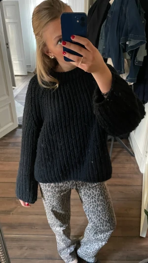 Leopardmönstrade byxor från Object - Säljer ett par sjukt snygga byxor från Object med leopardmönster i beige och mörkgrå toner!🐆🤎Byxorna är använda ca 3 gånger och är därför så gott som nya😍 Modellen är straight fit med medelhög midja. Materialet är 64% bomull, 34% Polyester och 2% Elastane. Hör gärna av dig vid fler frågor! 