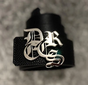 Elegant svart bälte från Decrese Sweden i 100% äkta läder med silverfärgat metallspänne. Stilrent - Elegant svart bälte från Decrese Sweden i 100% äkta läder med silverfärgat metallspänne. Stilrent, hållbart och passar både vardag och fest. Lyxig känsla och hög kvalitet. Finns i längder 70, 80, 90, 100 och 110 cm. Skickas inom 1–2 dagar. Köparen står för returfrakt.