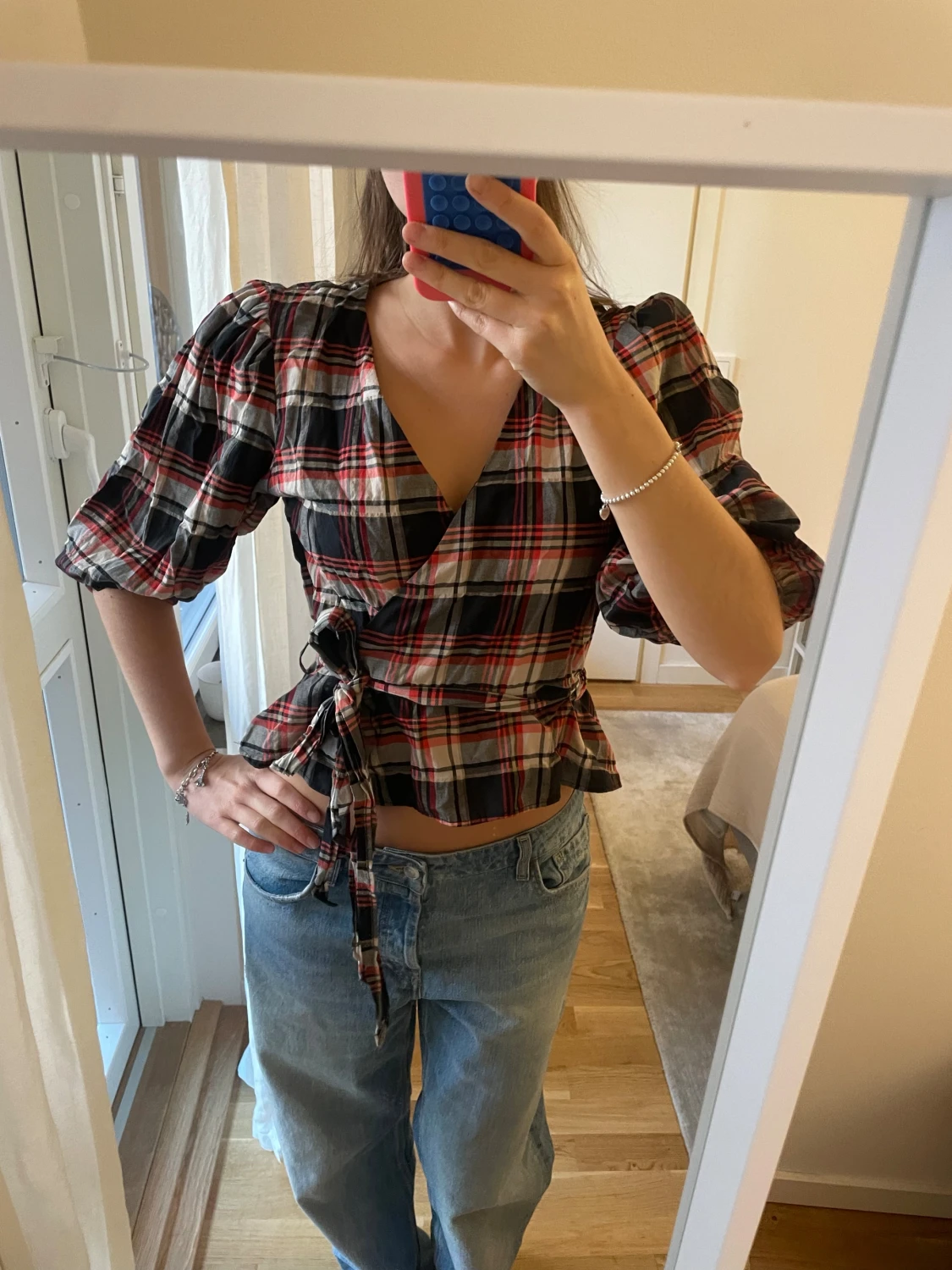 Rutig omlottblus med puffärm - 1