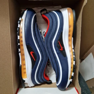 Oanvända Nike Air Max 97 EU44,5  - Helt nya i original låda. Storlek 44,5    Resell pris 4499 kr. Mitt pris 2500 kr. Skickas spårbart och försäkrat. OBS! Inga byten eller returer. 