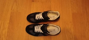 Svarta Maison Margielas  - Ett väldigt fint par Maison Margielas med svart färg! Strl:43