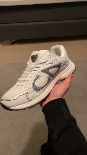 Vita sneakers  - Snygga sneakers till bra pris. Använda ett fåtal gånger. Skokartong, dustbag och snören medföljer i köpet. Pris kan diskuteras! Vid minsta tanke är det bara att fråga!👍😊