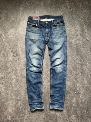 Acne studios jeans - Ett par extremt snygga Acne Studios blå konst jeans i väldigt bra skick! Storlek 31/32, Jeansen är raw och kommer med en väldigt snygg wash! Kontakta gärna oss om du har några frågor, priset är ej hugget i sten! Mvh Saint;)