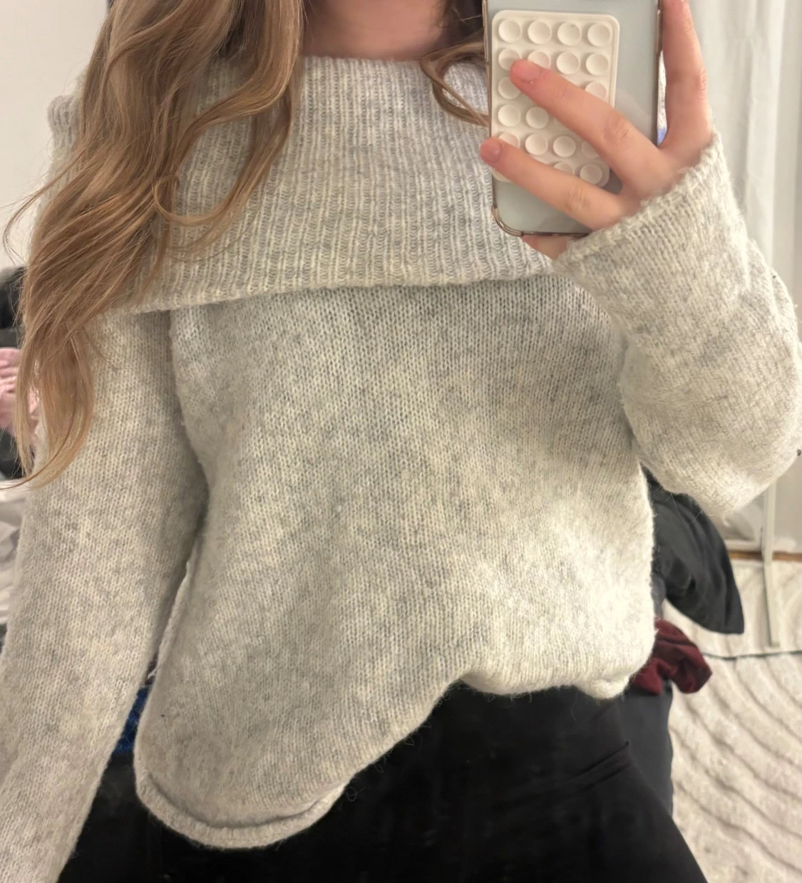 Ljusgrå stickad tröja med bred krage