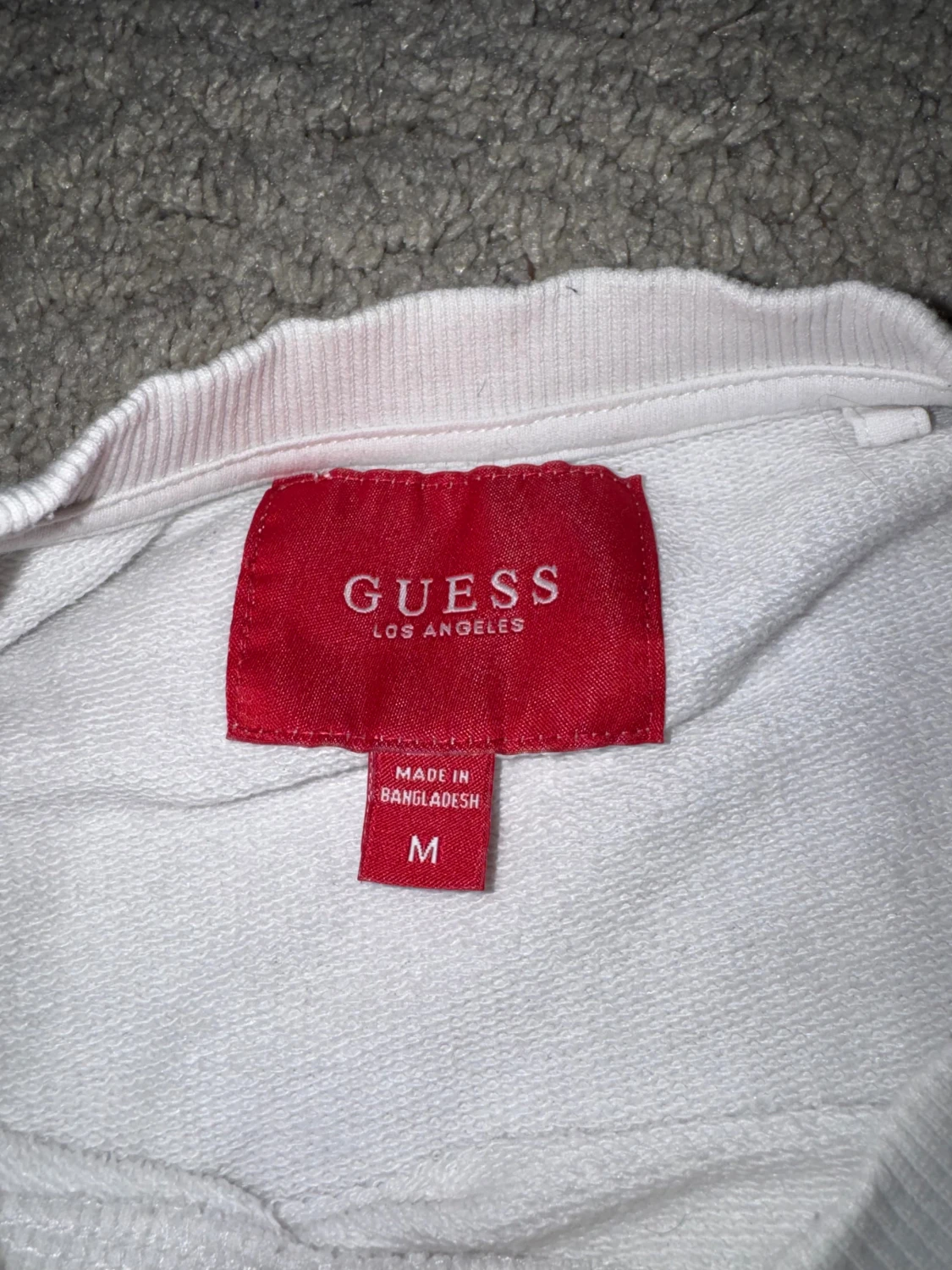 Vit sweatshirt från Guess med svarta detaljer - 2