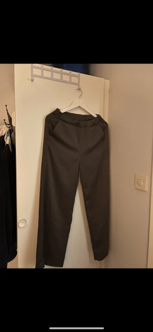 Bruna byxor - Snygga bruna byxor, raka ben. Går att både klä upp & ner de 🤎
