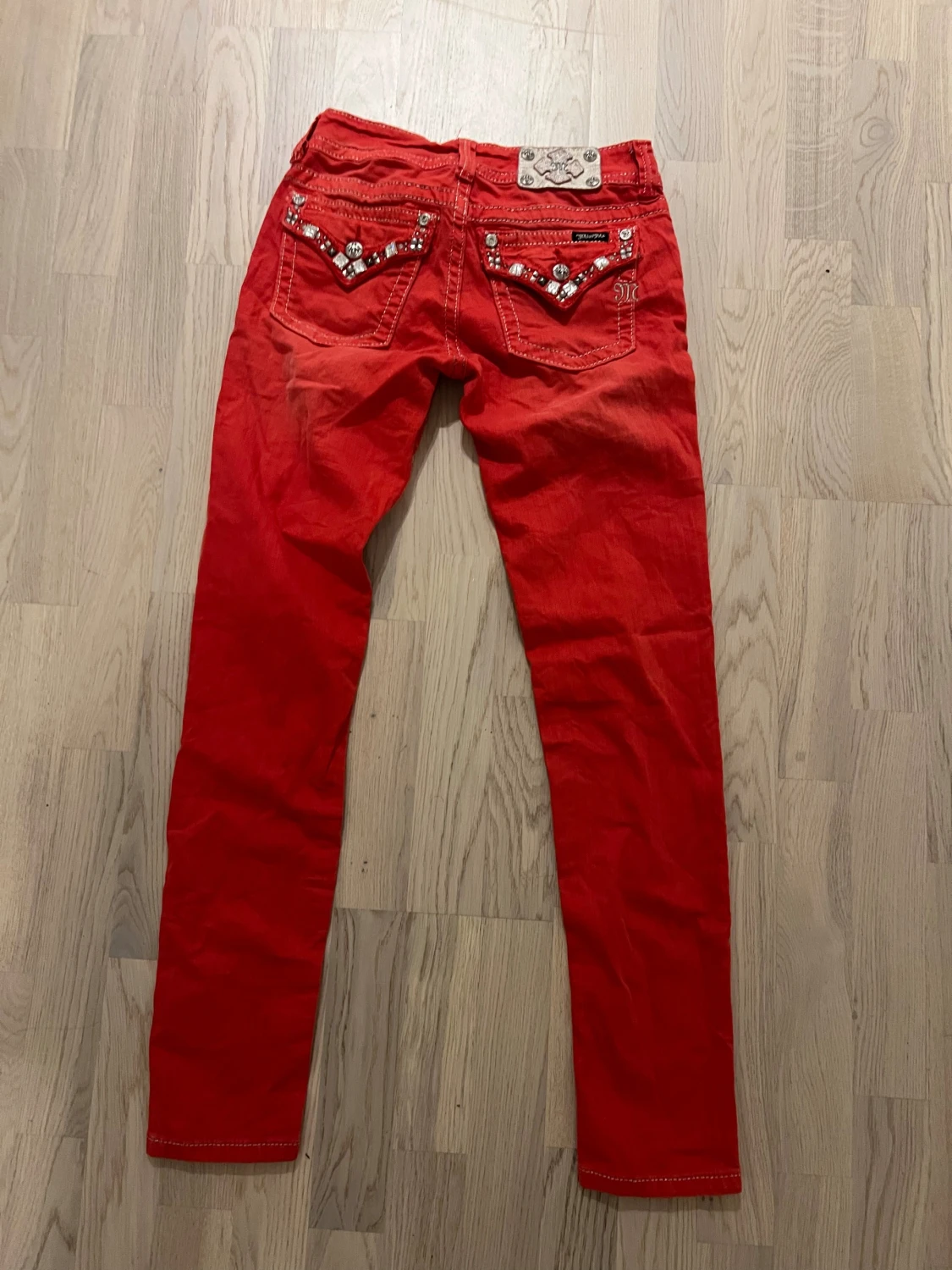 Röda Miss Me skinny jeans med nitar - 1