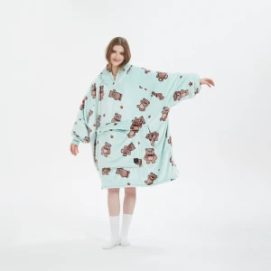 SHOPPU KAWAII SNUDDIE CLOAK BLANKET HOODIE - Supermysig mintgrön hoodie med gulliga nallebjörnar och tassavtryck över hela. Tröjan är oversized med huva, stor ficka framtill och långa ärmar. Perfekt för chilliga dagar när man vill vara extra bekväm och varm.