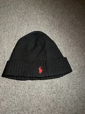Svart Polo Ralph Lauren Mössa - 🔷 Ralph Lauren mössa som är i utmärkt skick, den är bara använd någon enstaka gång men inget som märks. Självklart garanteras äkthet på den, qrkod finns. Först till kvarn! 🔷