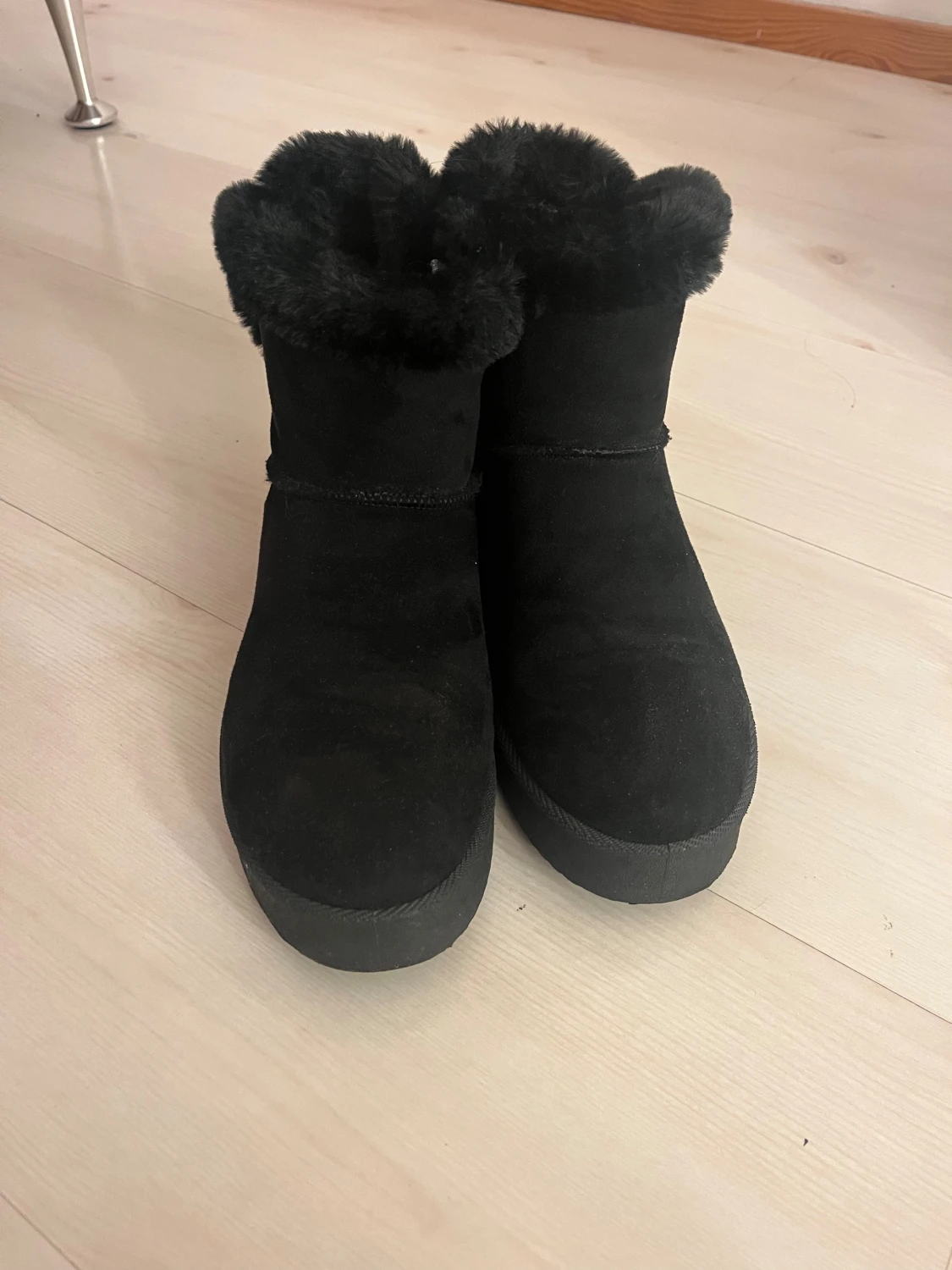 Svarta fluffiga boots med platt sula - 3