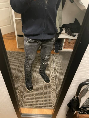 Grå slitna skinny jeans herr - Storlek 29/32. Säljer ett par grå jeans med slitningar, Jeansen sälj inte mer och är hög efterfrågan, Köpte jeansen från NK för 1499, rekommender dig som gillar old money och grisch och laidback stil😊säljer jeansen halva pris för jag vill bli av med dem för jag ska flytta och jag han inte använda dem🙁