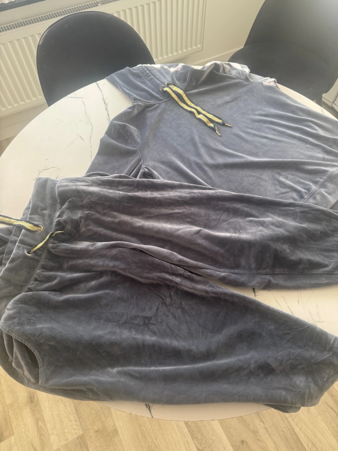 Grå mjukisbyxor med gul snörning - 1