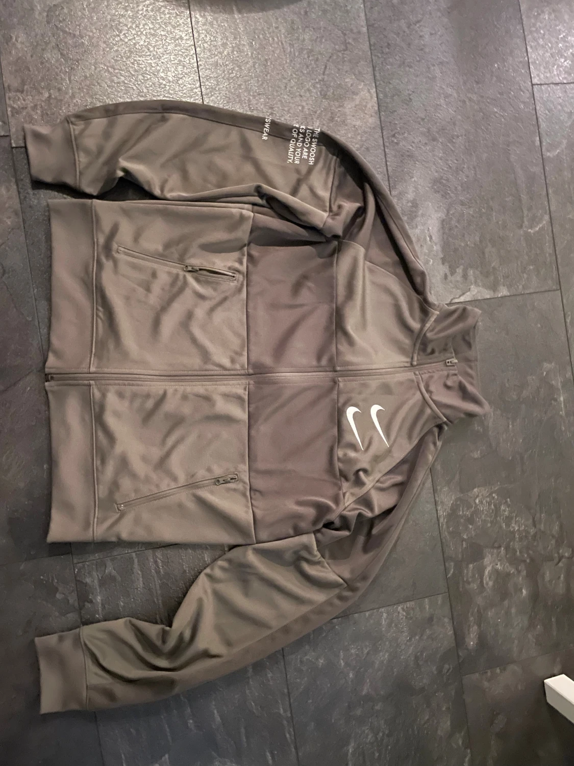 Grå/grön  Nike vindjacka med dragkedja - 2