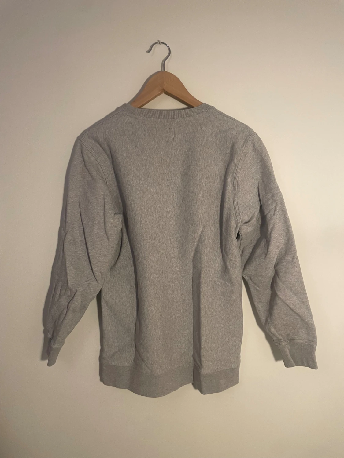 Grå sweatshirt från Stüssy i M - 1