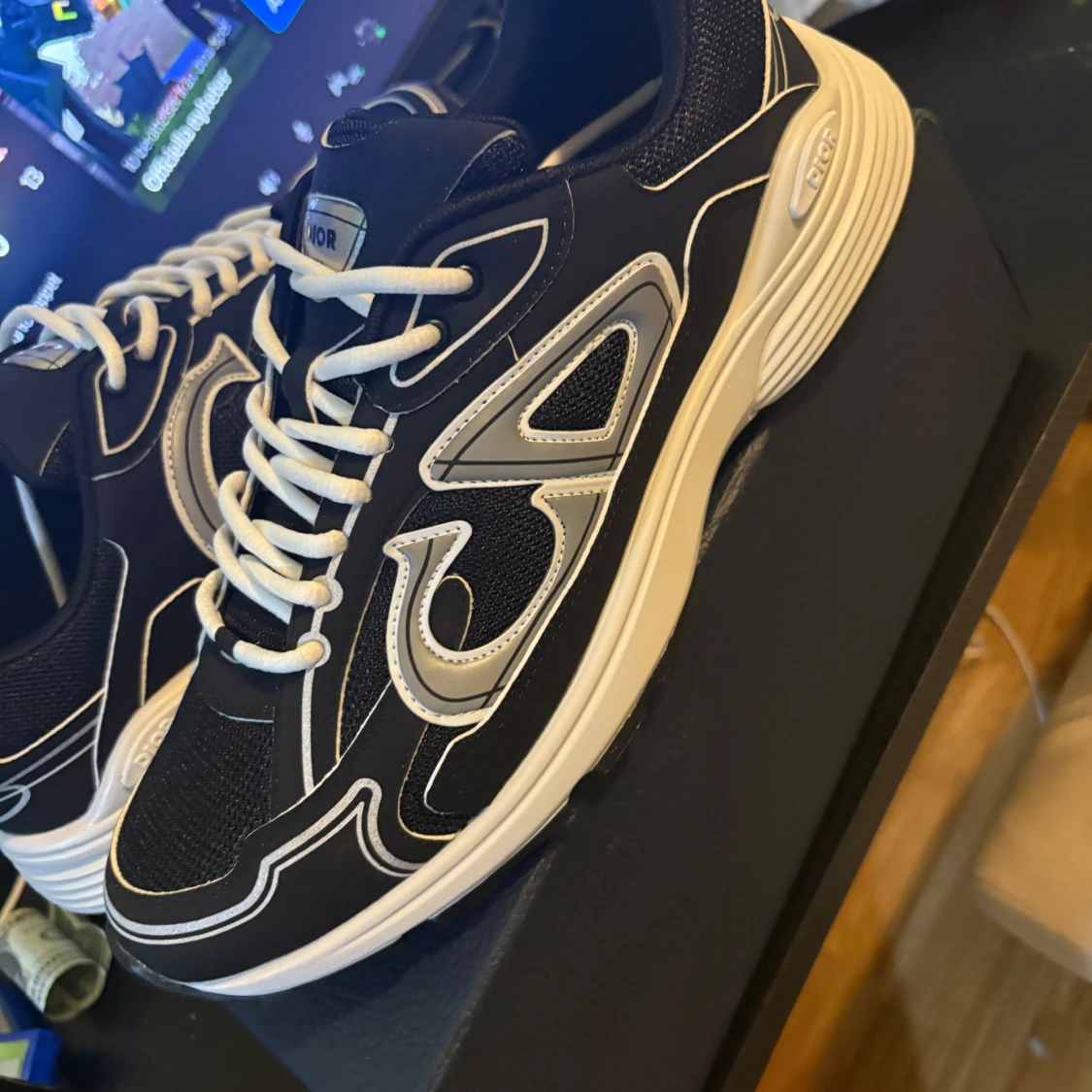 Svarta Dior sneakers med vita detaljer