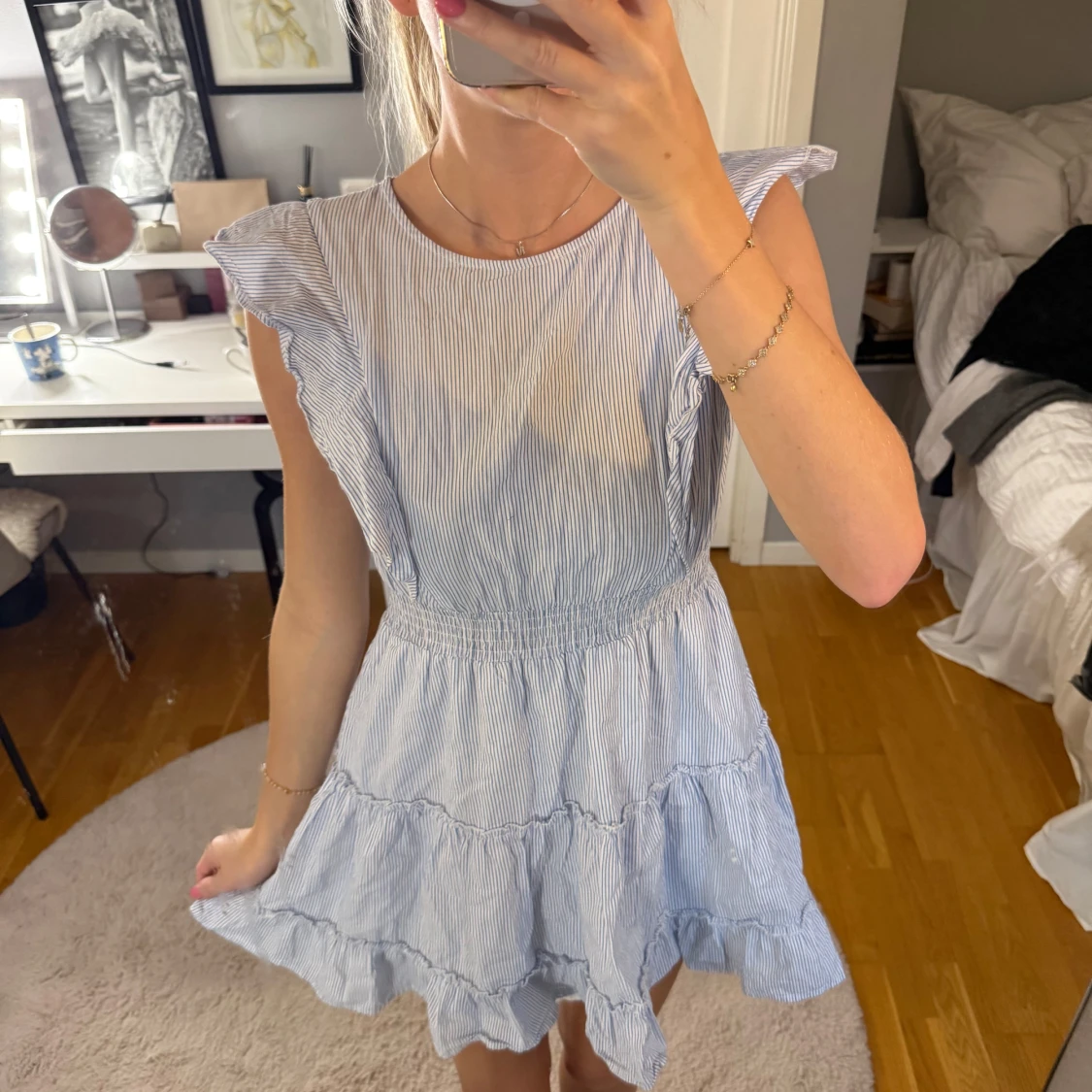 Blåvit randig kort klänning med volanger - 1