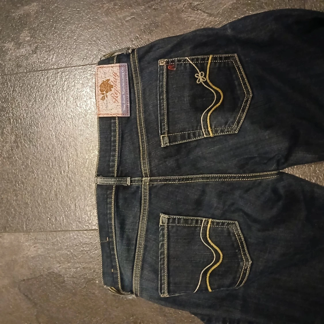 Replay jeans med gul söm och broderi - 3