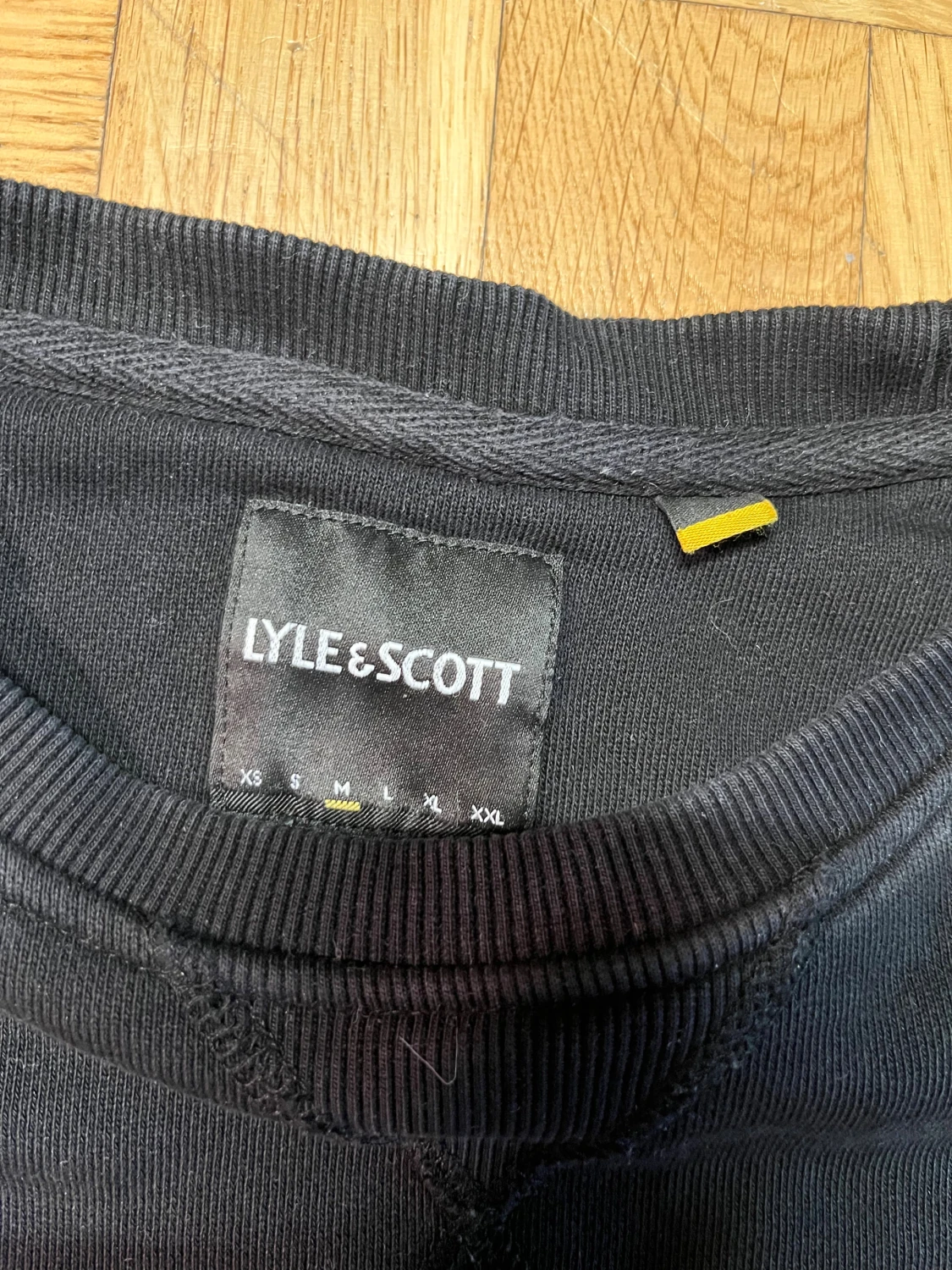 Svart sweatshirt från Lyle & Scott - 2